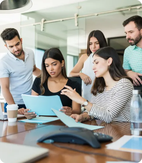 4 people discuss on something